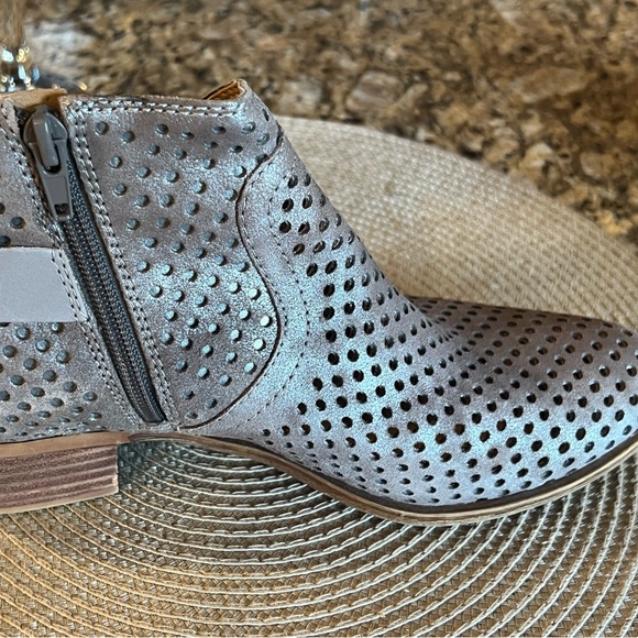 Very cute Lucky Brand booties in size 8.5 - Picture 3 of 6